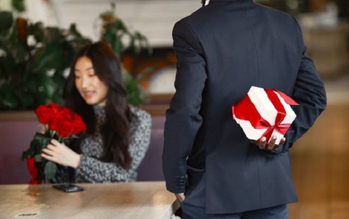 What To Do On A First Date (Tips For Men And Women)